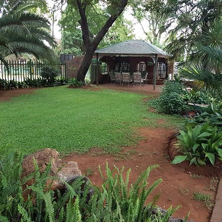 Gemstone Guest House Klerksdorp Extérieur photo