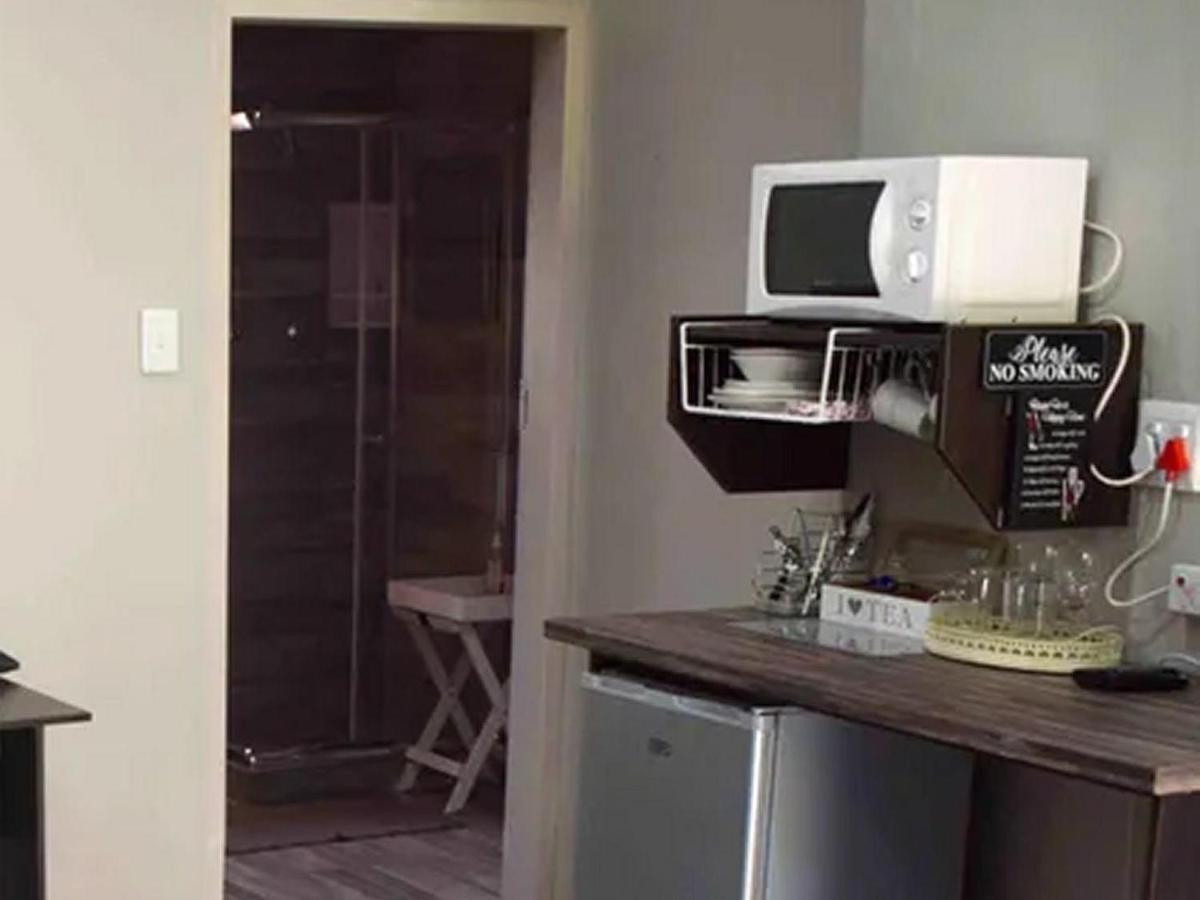 Gemstone Guest House Klerksdorp Extérieur photo