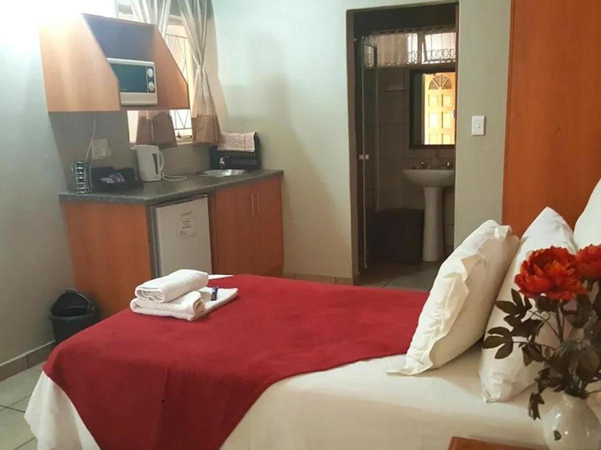 Gemstone Guest House Klerksdorp Extérieur photo