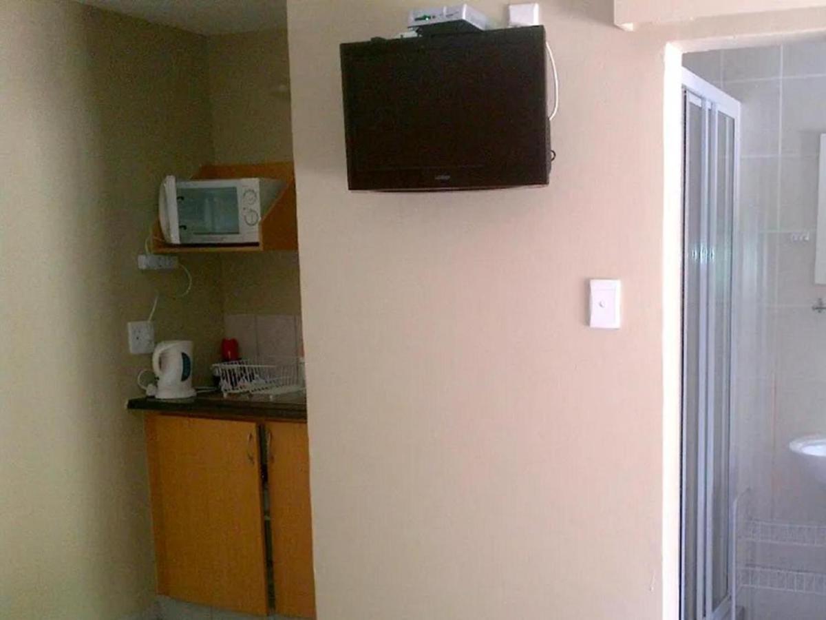 Gemstone Guest House Klerksdorp Extérieur photo