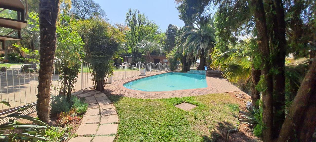 Gemstone Guest House Klerksdorp Extérieur photo