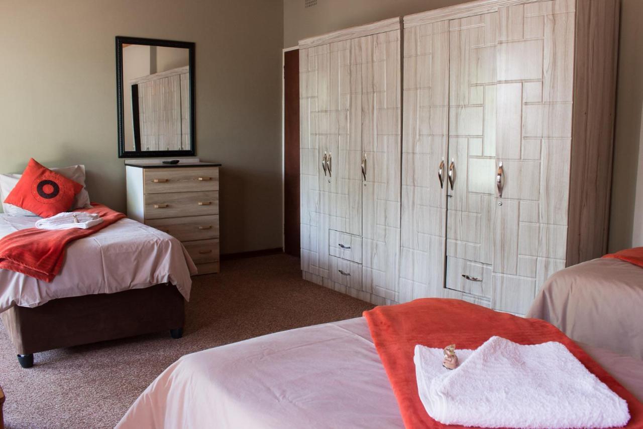 Gemstone Guest House Klerksdorp Extérieur photo
