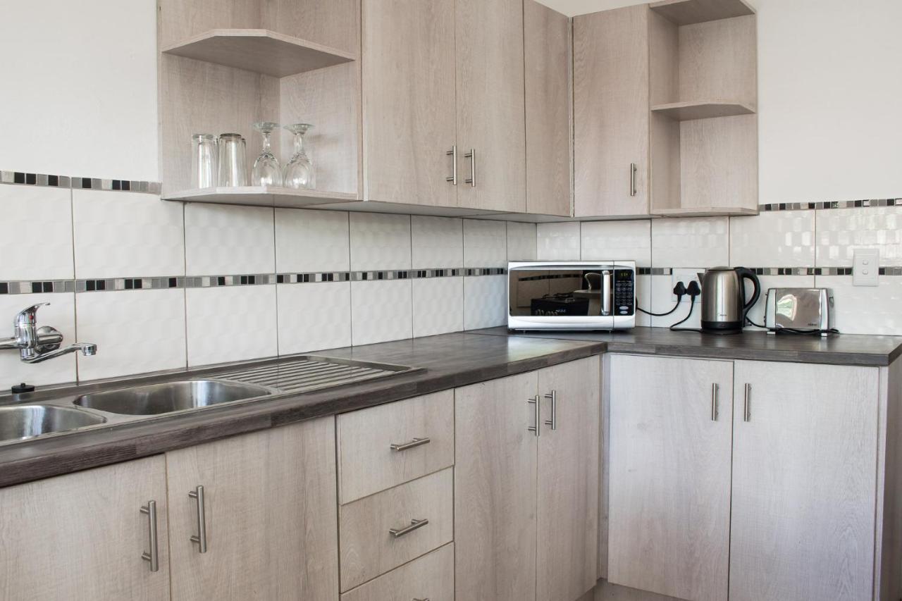 Gemstone Guest House Klerksdorp Extérieur photo