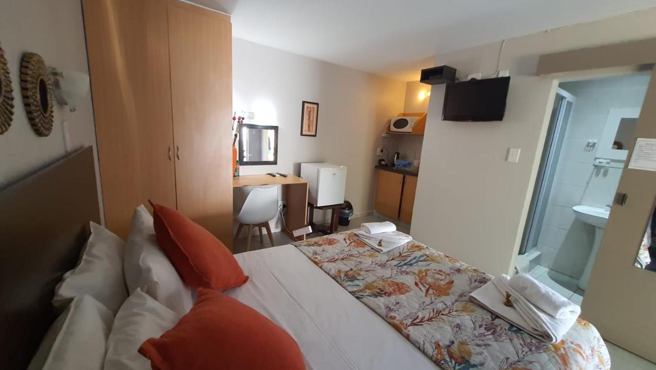Gemstone Guest House Klerksdorp Extérieur photo