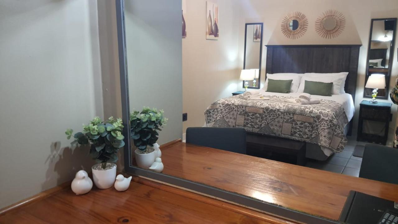 Gemstone Guest House Klerksdorp Extérieur photo