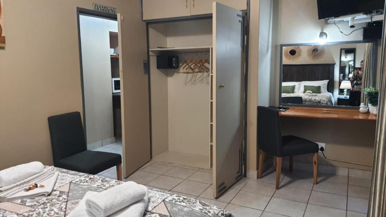 Gemstone Guest House Klerksdorp Extérieur photo