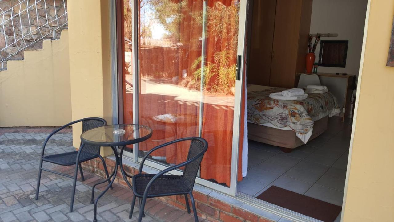 Gemstone Guest House Klerksdorp Extérieur photo