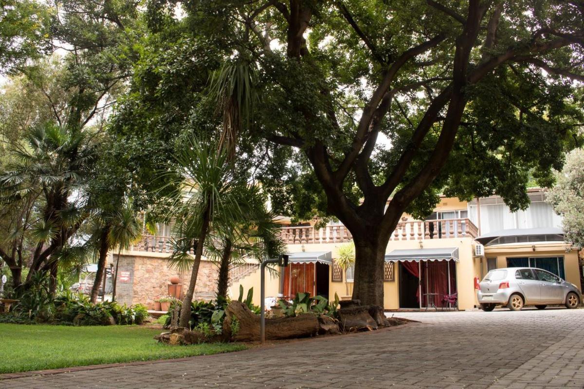 Gemstone Guest House Klerksdorp Extérieur photo