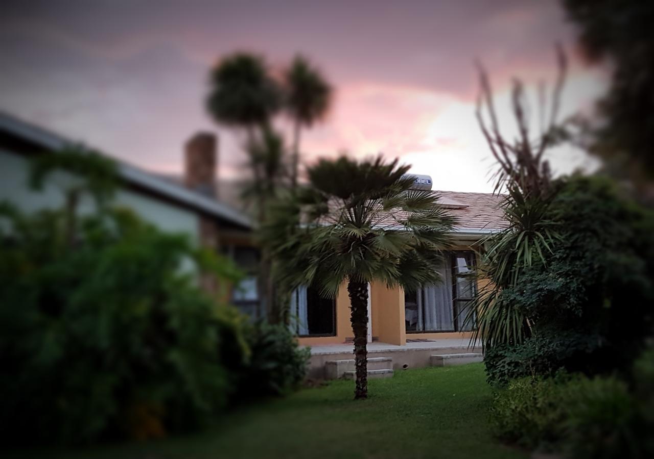 Gemstone Guest House Klerksdorp Extérieur photo