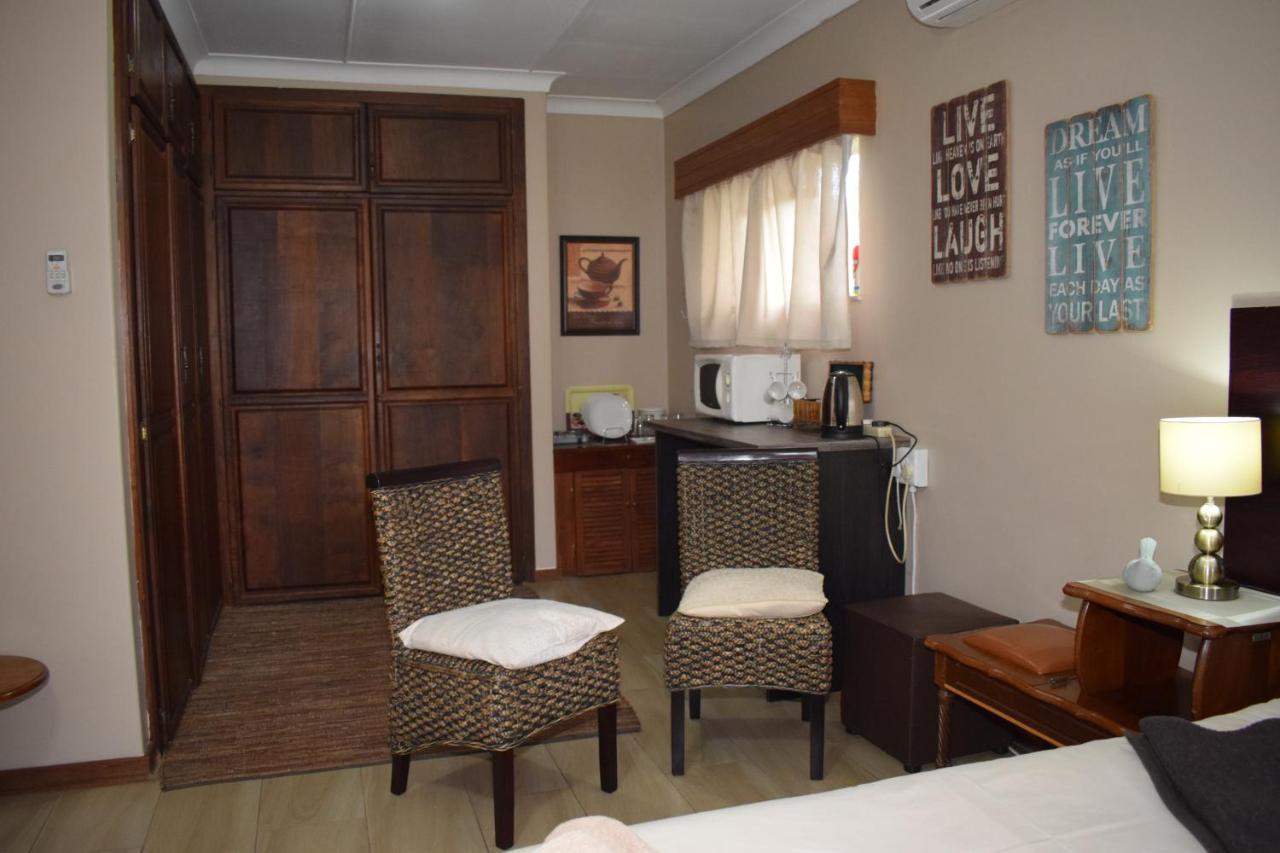 Gemstone Guest House Klerksdorp Extérieur photo