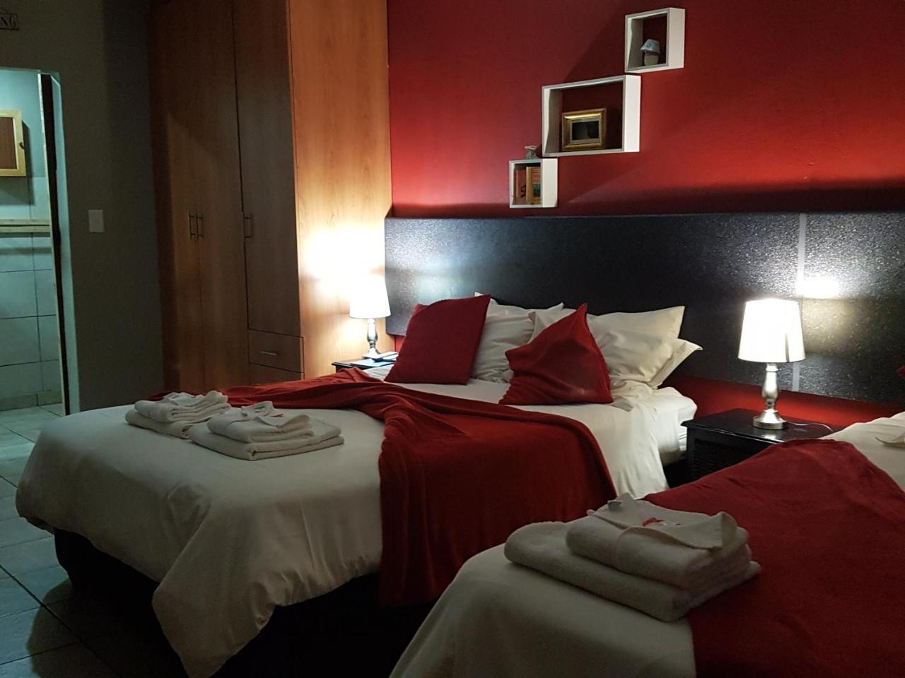 Gemstone Guest House Klerksdorp Extérieur photo