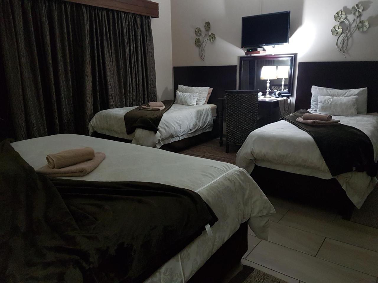 Gemstone Guest House Klerksdorp Extérieur photo